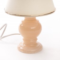 Lampka w stylu angielskim, w kolorze brzoskwiniowym.